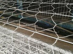 路面加筋格賓網護堤